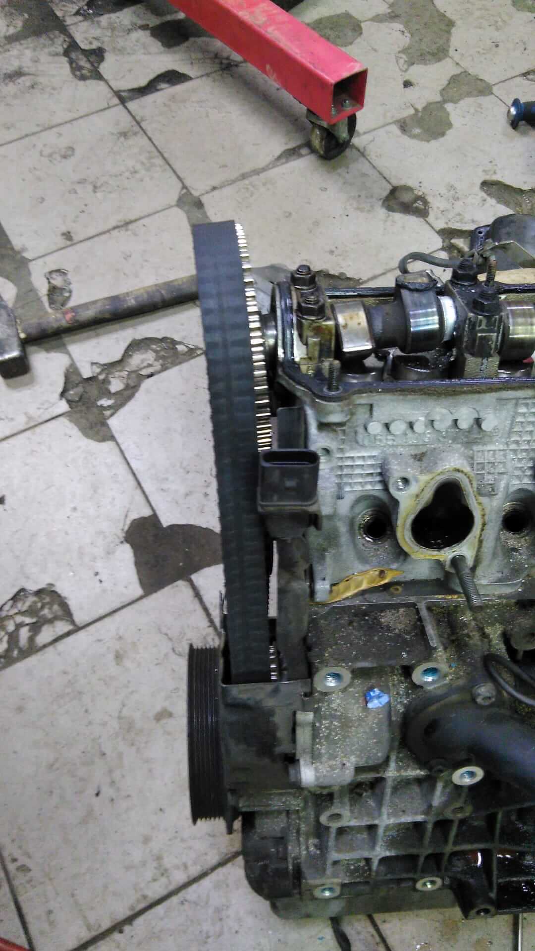 Ukręcony wałek rozrządu - silnik