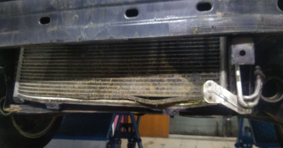 Skraplacz klimatyzacji – objawy usterek, wymiana i naprawa