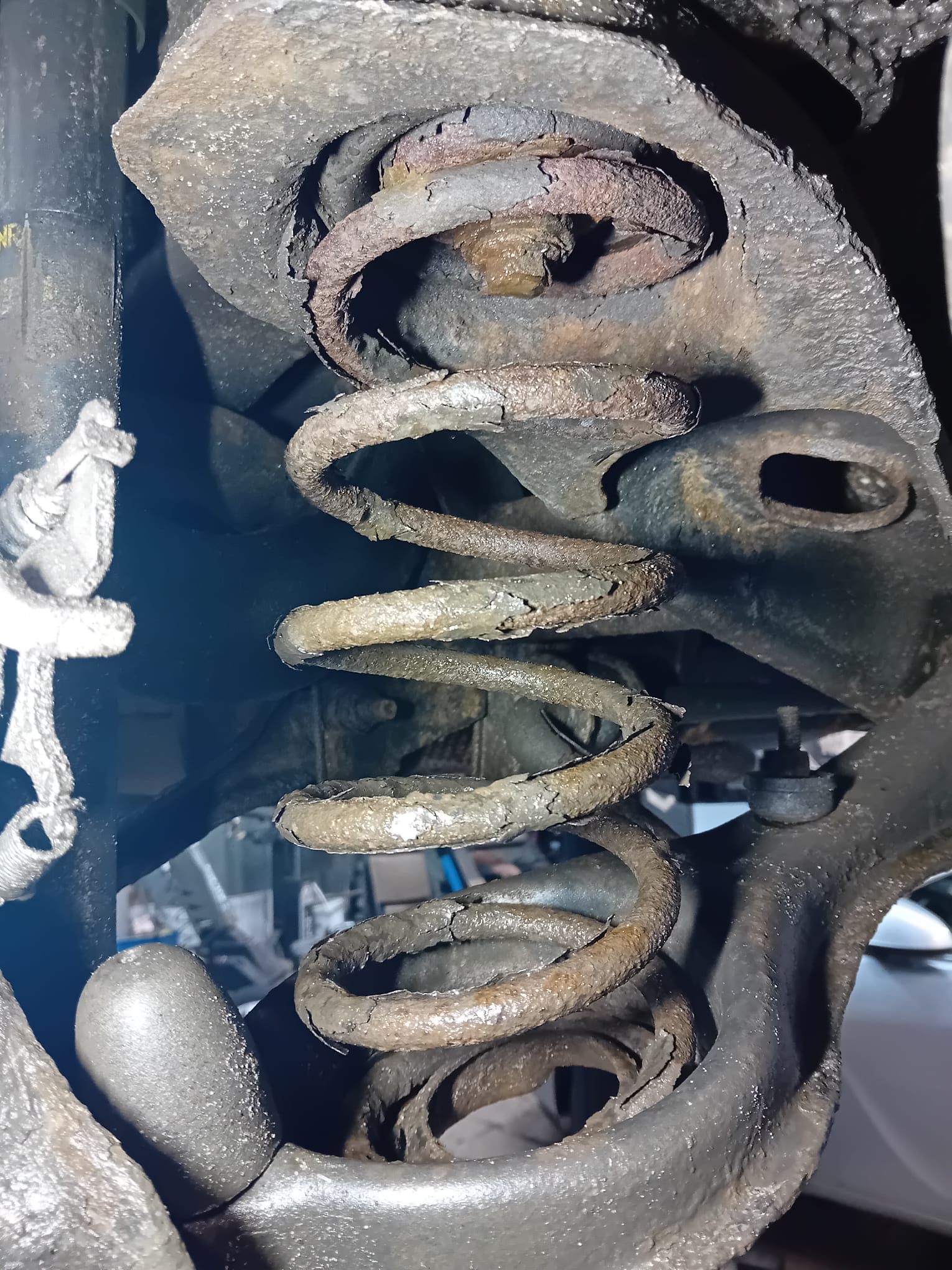 Uszkodzona sprężyna zawieszenia